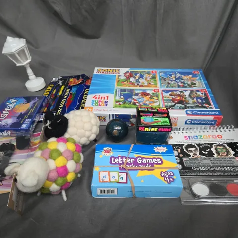 APPROXIMATELY 10 ASSORTED TOYS AND GAMES TO INCLUDE TEDDIES, FACE PAINTS AND JIGSAWS