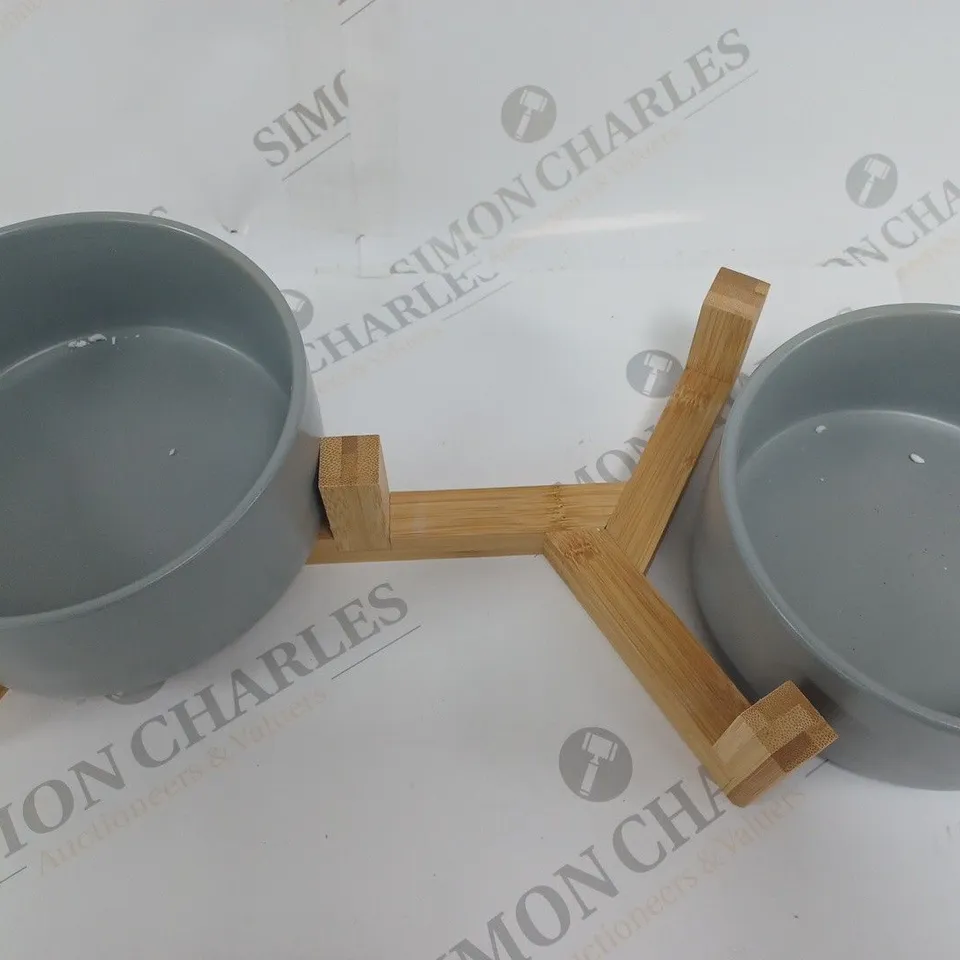 PAIR OF CERAMIC BOWLS ON WOODENSTAND