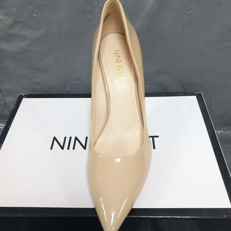 BOXED NINE WEST FLAX NUDE PATENT COURTS SIZE 3.5