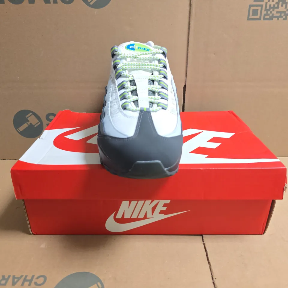 BOXED PAIR OF NIKE AIR MAX 95 BIG BUBBLE TRAINERS IN WHITE/BLUE/GREEN SIZE UK 7.5