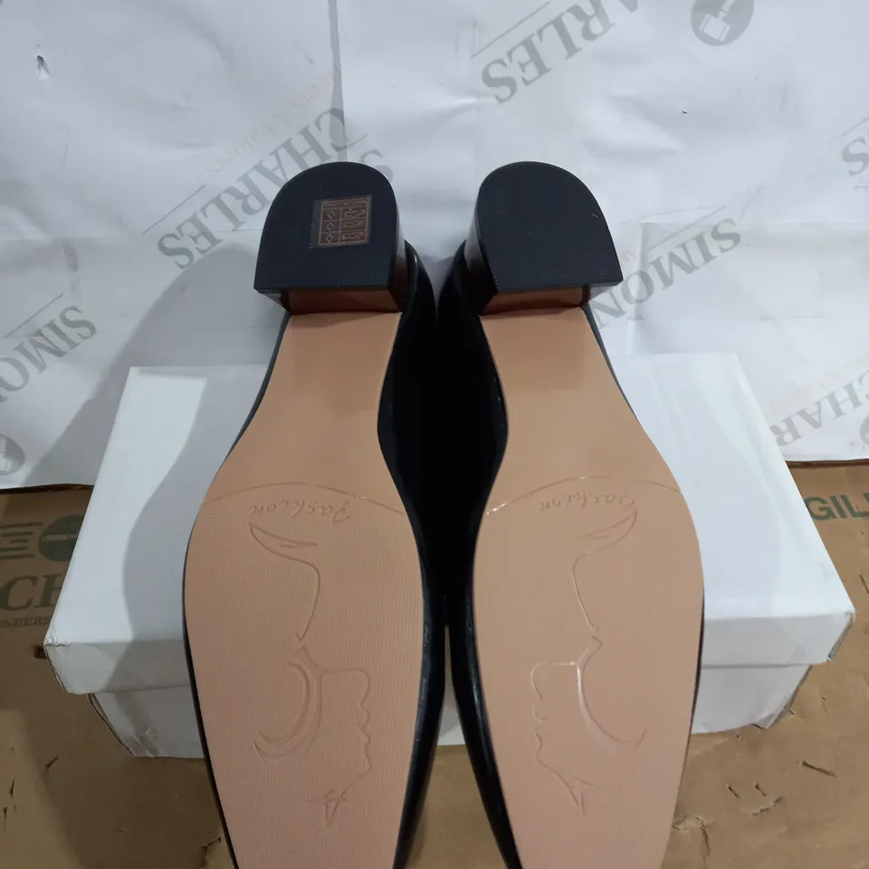 WOMENS LOW BLOCKED HEELED SHOES SIZE 39
