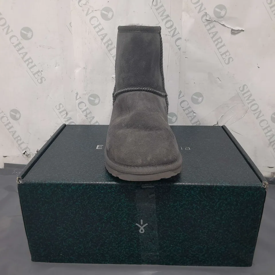 BOXED PAIR OF EMU AUSTRALIA BOOTS IN CHARCOAL SIZE 6