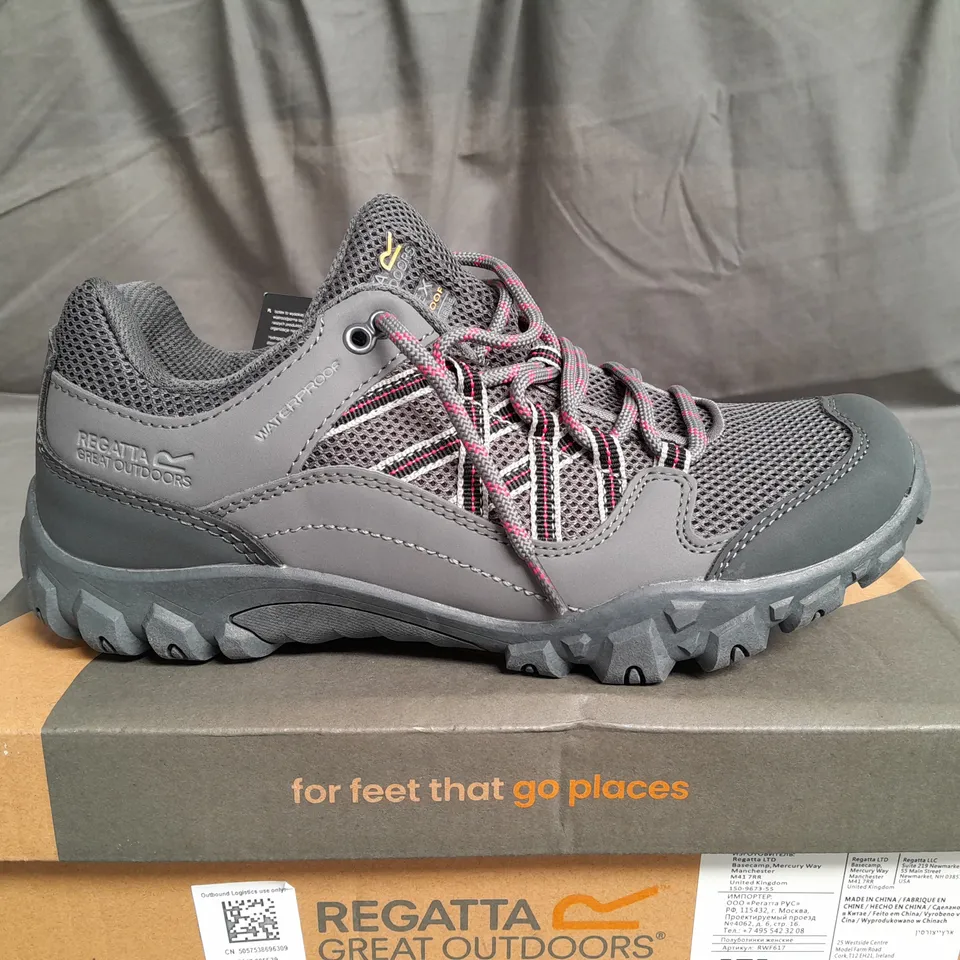 BOXED PAIR OF REGATTA TRAINERS SIZE UK 6