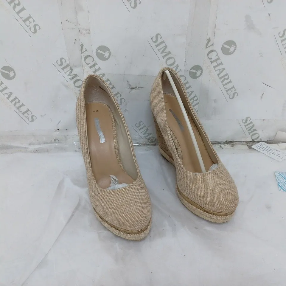 LARGE BOX OF APPROXIMATELY 8 BAGGED NEW LOOK WEDGE SAND HEELS IN VARIOUS SIZES 