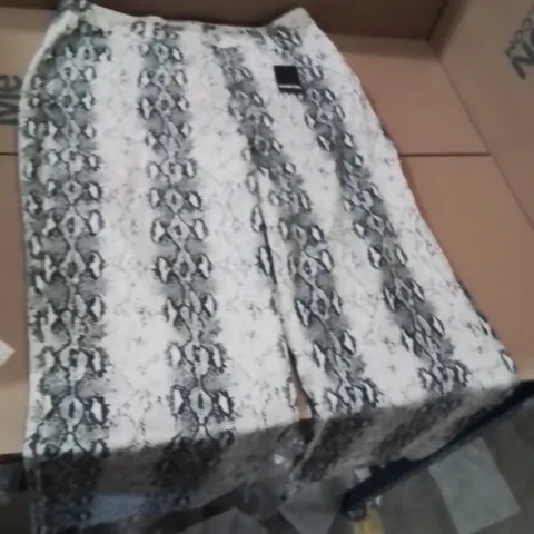 BOXED BRAND NEW APPROXIMATELY 4 SIMPLY BE SNAKE PATTERN WIDE LEGS SIZE 18R