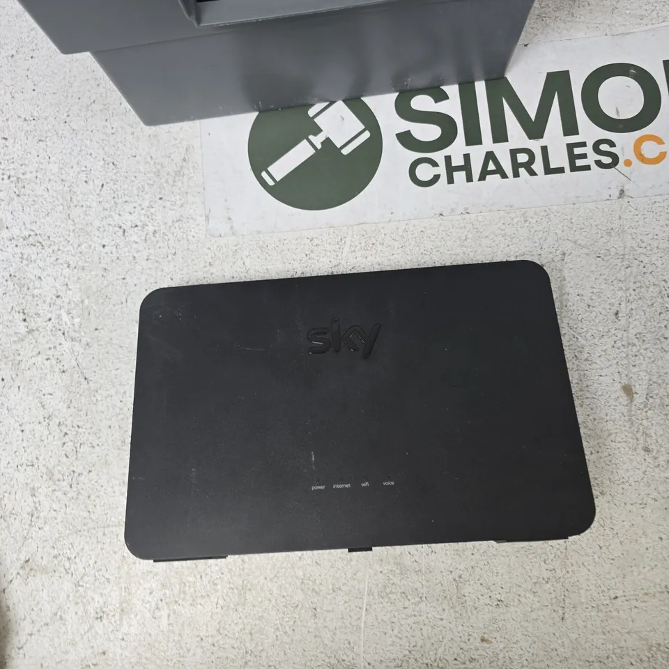 TOTE OF APPROXIMATELY 14 ASSORTED ITEMS TO INCLUDE: SKY ROUTER 