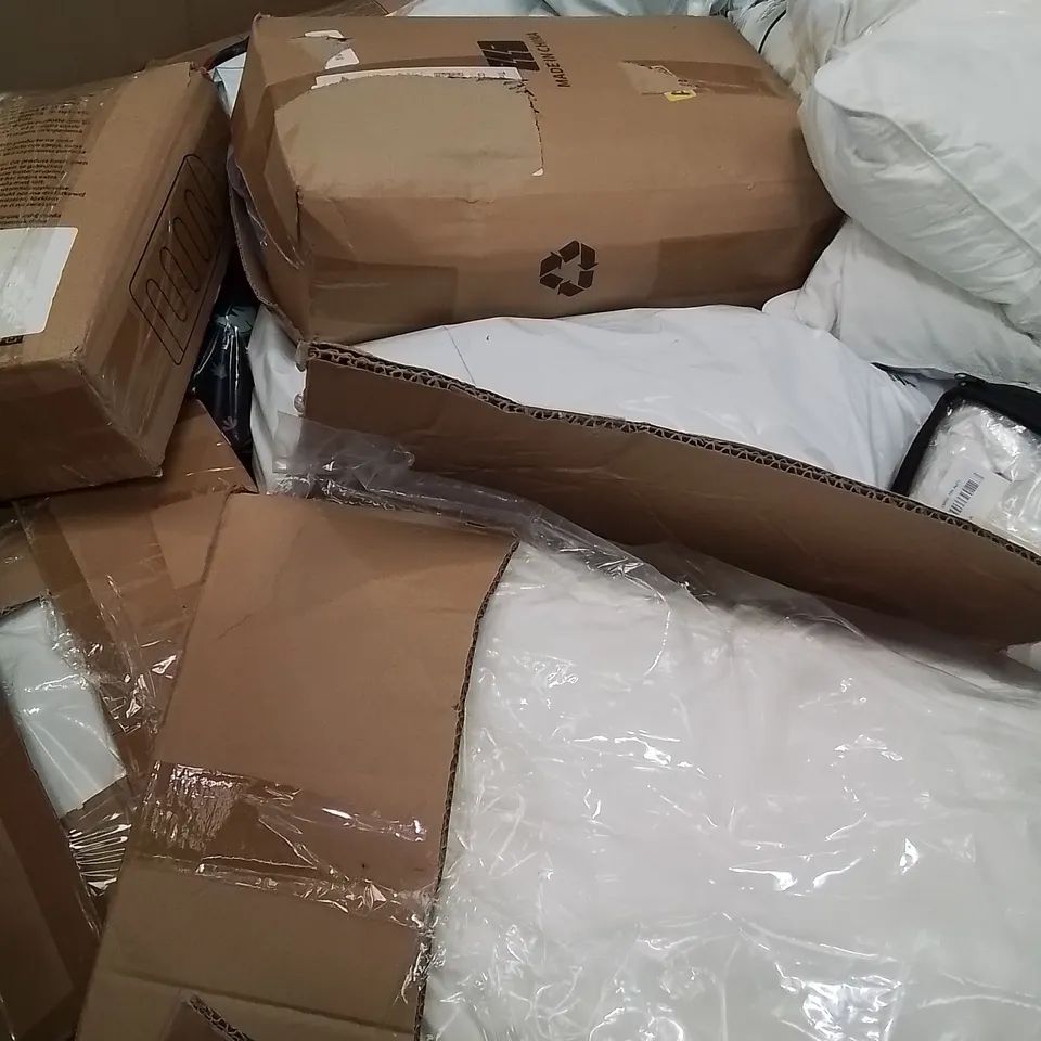 PALLET TO CONTAIN A LARGE QUANTITY OF PILLOWS