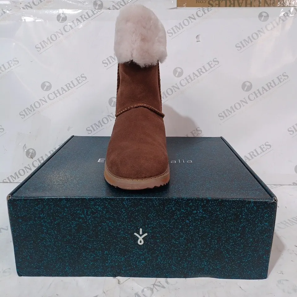 BOXED PAIR OF EMU AUSTRALIA BIRDWOOD BOOTS, OAK - SIZE 6