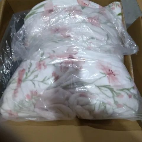 APPROXIMATELY 5 PUECES OF ASSORTED BEDDING