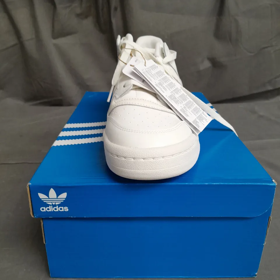 BOXD PAIR OF ADIDAS FORUM LOW SHOES SIZE 12