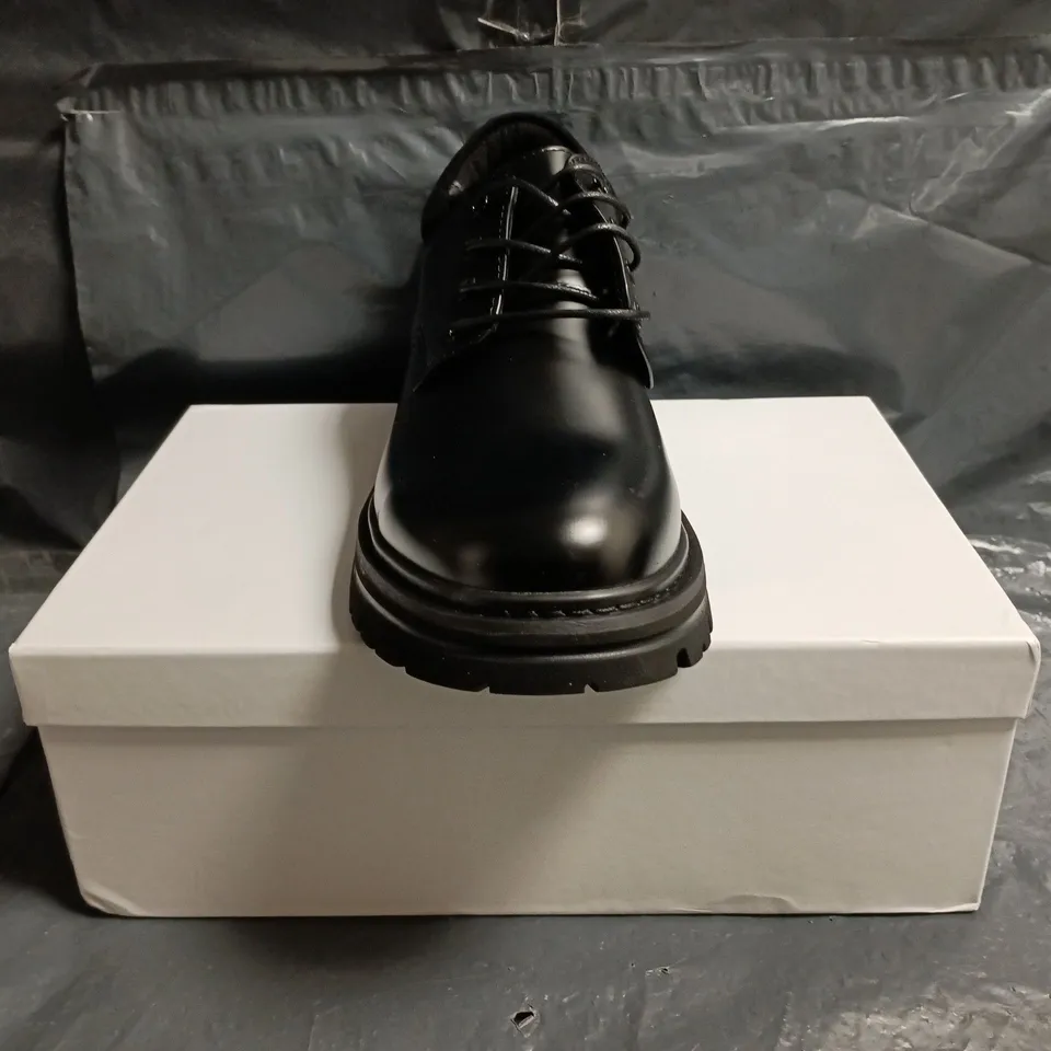 BOXED PAIR OF CONZURI CHUNKY SHOES IN BLACK SIZE UK 9                                        