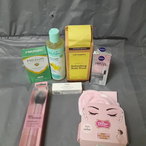 APPROXIMATELY 20 ASSORTED COSMETICS PRODUCTS TO INCLUDE - REAL TECHNIQUES BLUSH BRUSH, MITCHUM ULTIMATE DEODORANT AND ICONIC LIP OIL ETC.