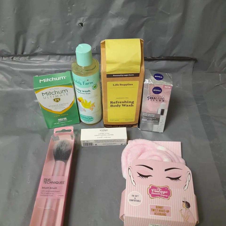 APPROXIMATELY 20 ASSORTED COSMETICS PRODUCTS TO INCLUDE - REAL TECHNIQUES BLUSH BRUSH, MITCHUM ULTIMATE DEODORANT AND ICONIC LIP OIL ETC. 