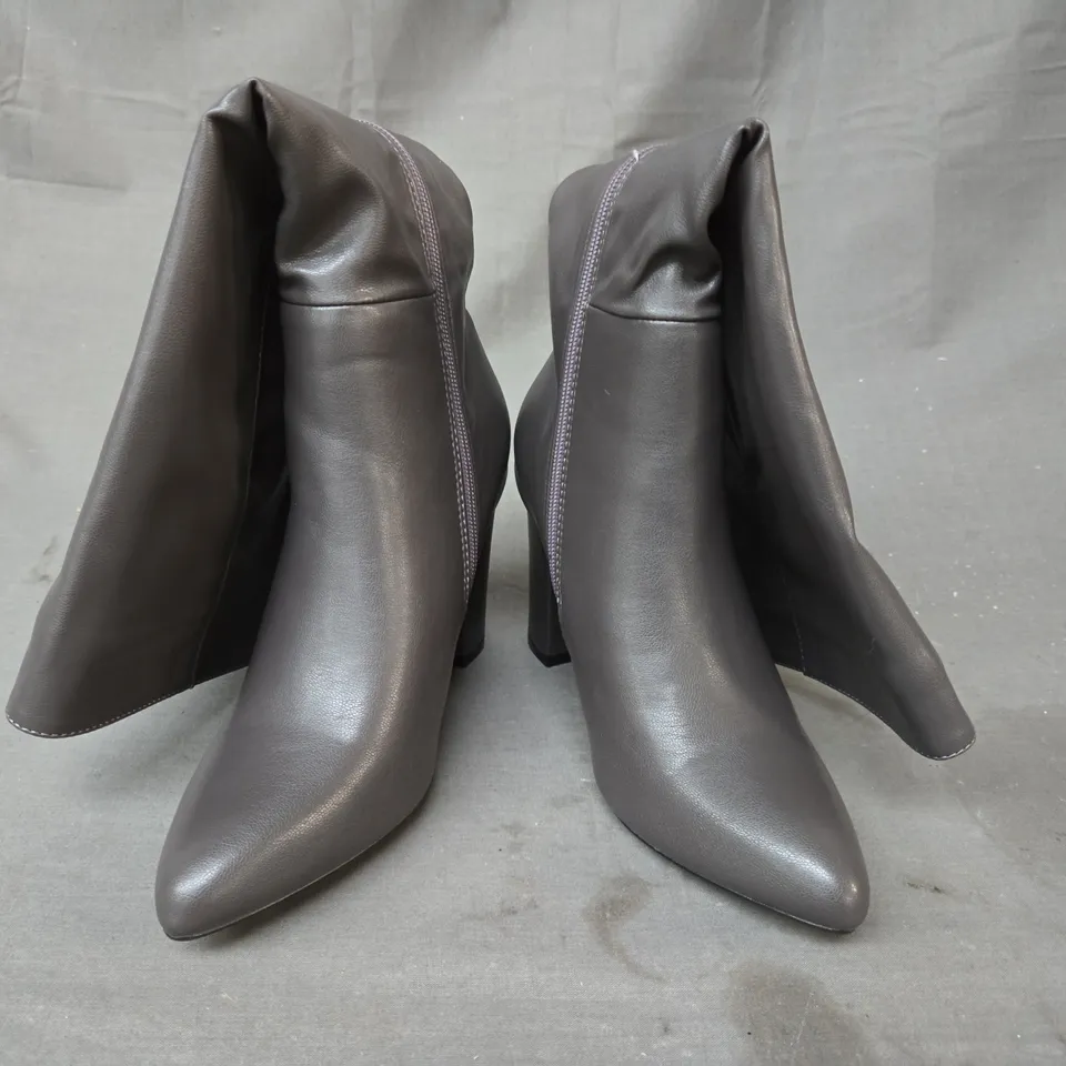 BOXED PAIR OF UNBRANDED BLOCK HEEL KNEE-HIGH BOOTS IN GREY EU SIZE 38