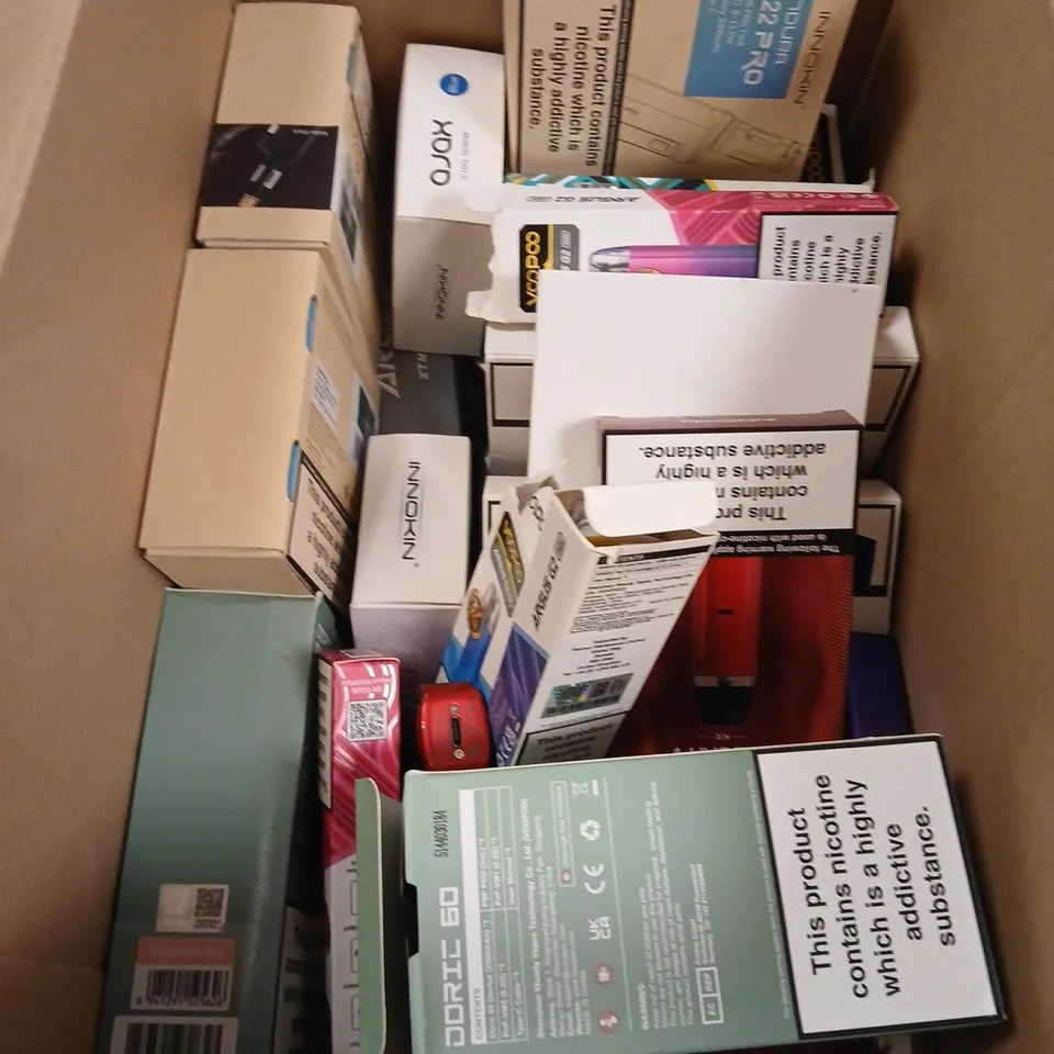APPROXIMATELY 20 VAPES & E-CIGARETTES TO INCLUDE INNOKIN, VOOPOO