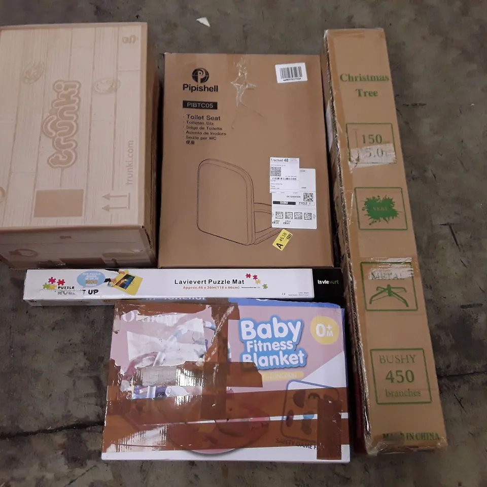 PALLET OF ASSORTED PRODUCTS INCLUDING TOILET SEAT, TRUNKI KIDS SUITCASE, CHRISTMAS TREE, PUZZLE MAT, BABY FITNESS BLANKET