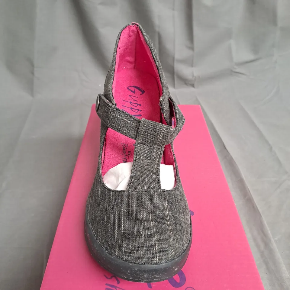 BOX OF APPROXIMATELY 10 PAIRS OF BLACK GUPPY LOVE WEDGE SHOES IN VARIOUS SIZES 
