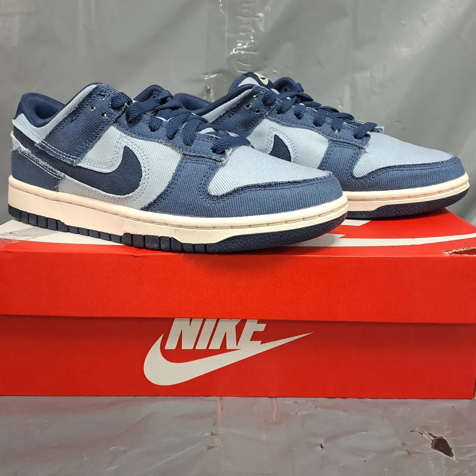 BOXED PAIR OF NIKE DUNK LOW RETRO TRAINERS IN LIGHT BLUE/NAVY SIZE UK 5.5