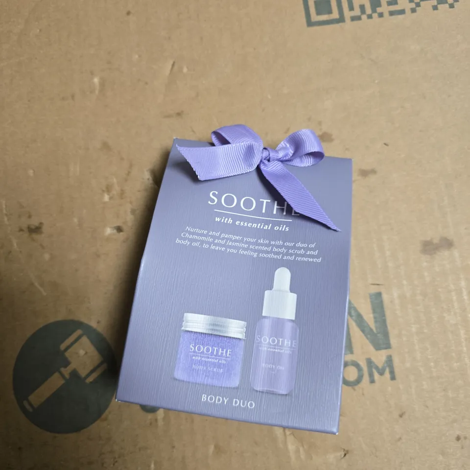 TOTE OF APPROXIMATELY 20 ASSORTED COSMETICS TO INCLUDE: SOOTHE BODY DUO