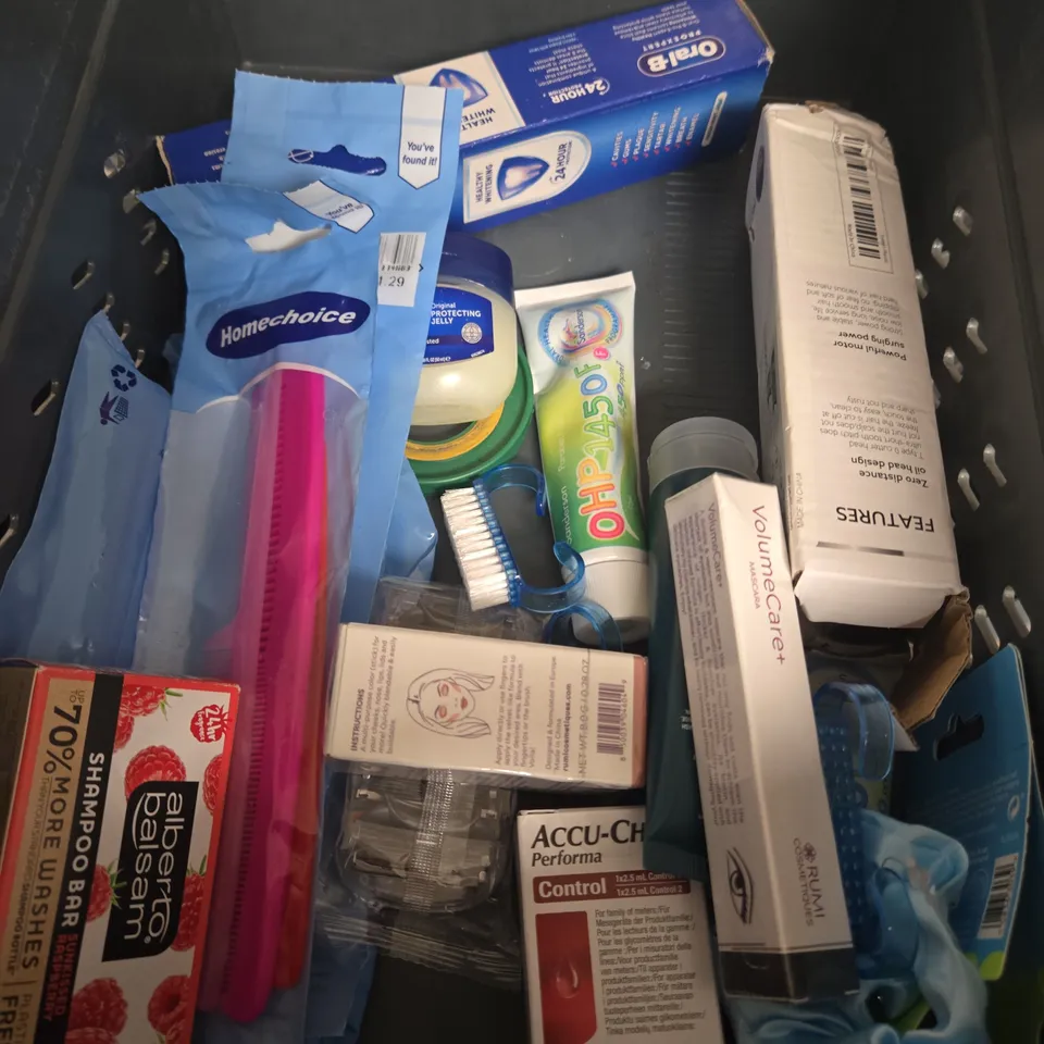 APPROXIMATEY 20 ASSORTED HEALTH AND BEAUTY PRODUCTS TO INCLUDE - NAIL FILES - Q+A FACIAL SERUM - JOHNSON'S BABY SHAMPOO - ETC