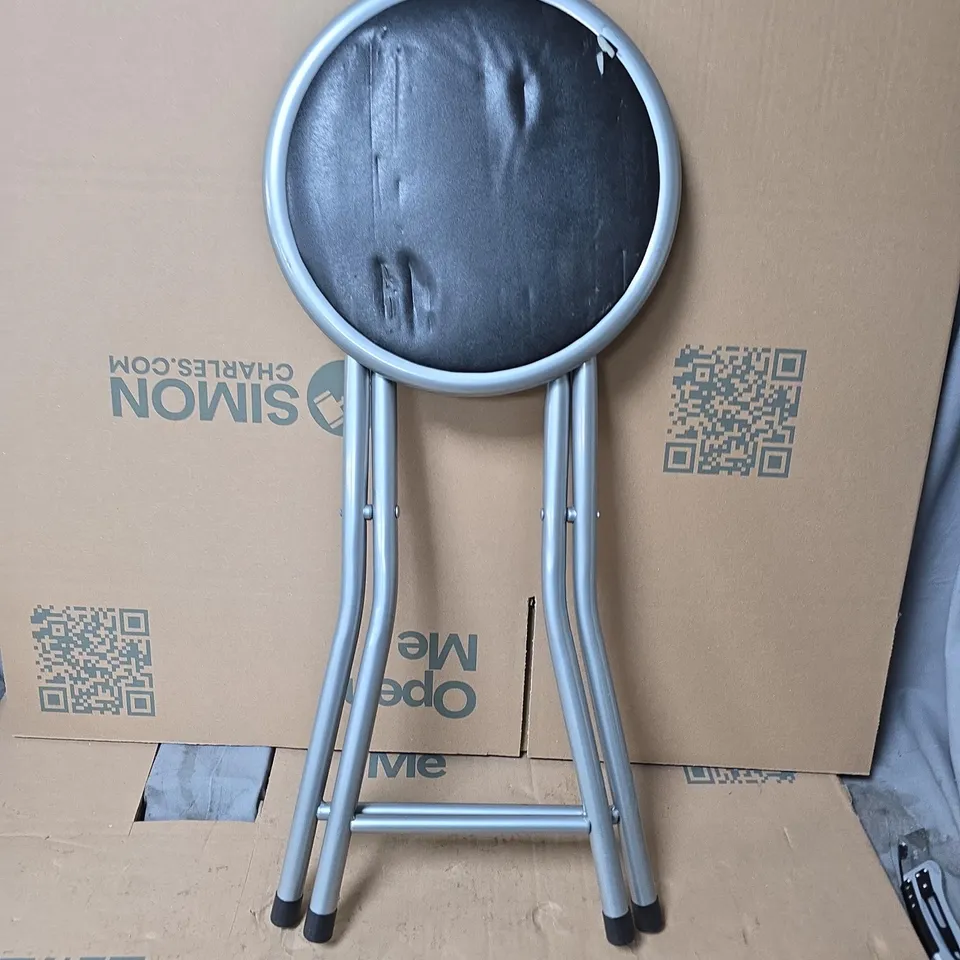 CAGE OF APPROXIMATELY 8 ASSORTED ITEMS TO INCLUDE: FOLDING BAR STOOL