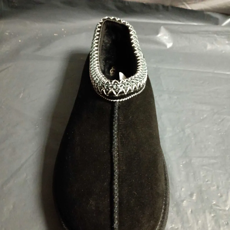 UGG BLACK SUEDE MOCCASIN SLIPPERS - SIZE 44