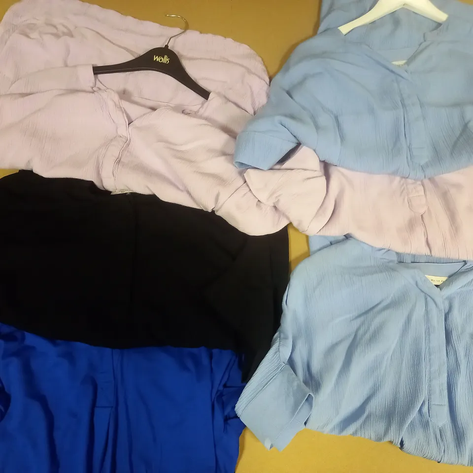 BOX OF APPROX 6 ASSORTED ITEMS OF MAISON DE NIMES CLOTHING IN VARIOUS SIZES AND STYLES