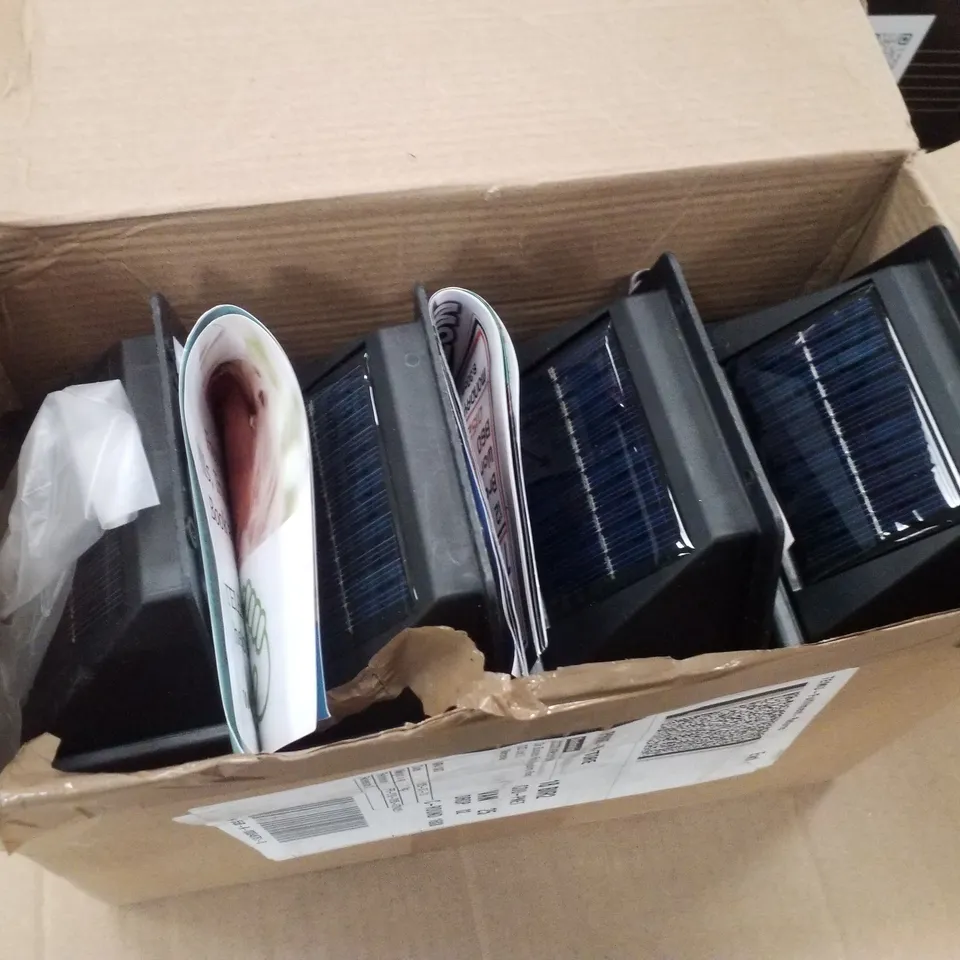 BOXED SET OF 4 SOLAR POWER GARDEN LIGHTS