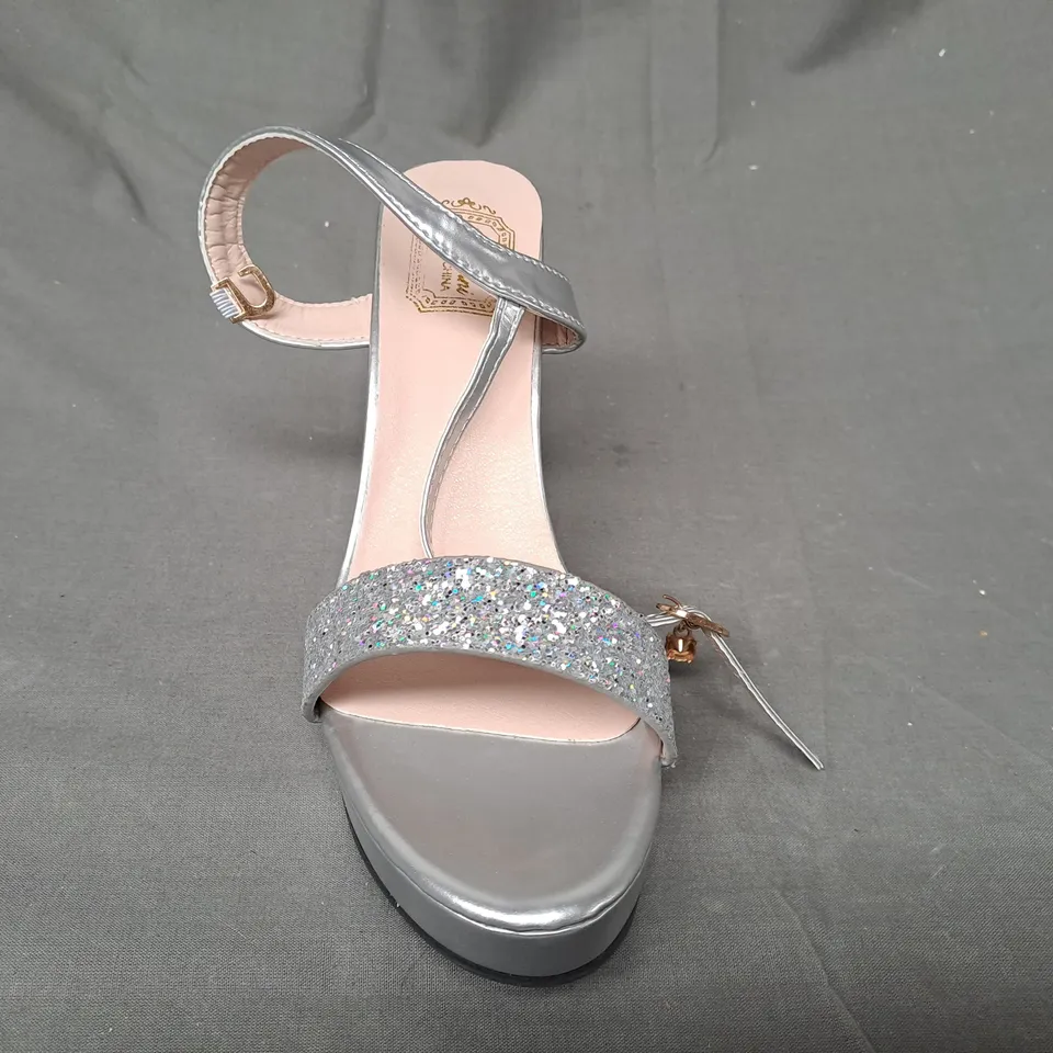 BOXED PAIR OF DESIGNER OPEN TOE HIGH HEEL SANDALS IN METALLIC SILVER W. GLITTER EFFECT EU SIZE 40