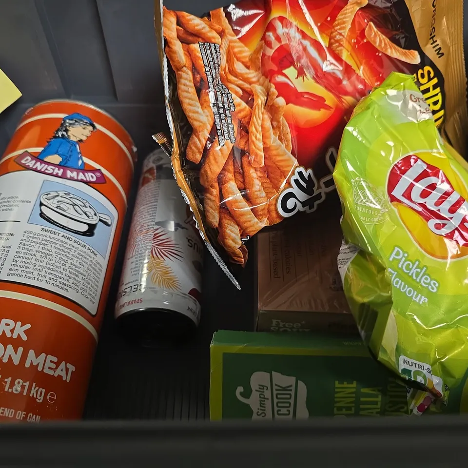 APPROXIMATELY 10 ASSORTED FOOD ITEMS TO INCLUDE - TURTLE CHIPS , OLIVE OIL , FREE SOUL 12 VEGAN PROTEIN BARS ETC