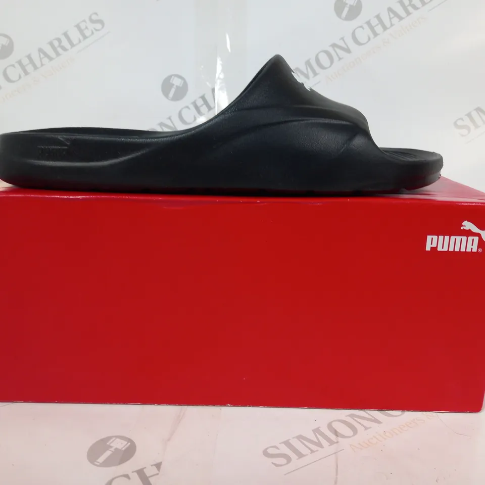 BOXED PAIR OF PUMA SLIDERS IN BLACK UK SIZE 8