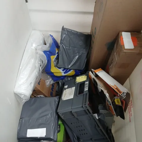 APPROXIMATELY 26 ASSORTED ITEMS TO INCLUDE BOSCH P 7077 OIL FILTER, ROUND WATER FILTER CARTRIDGE, PHILIPS BLENDER 3000 SERIES BASE, ETC - COLLECTION ONLY