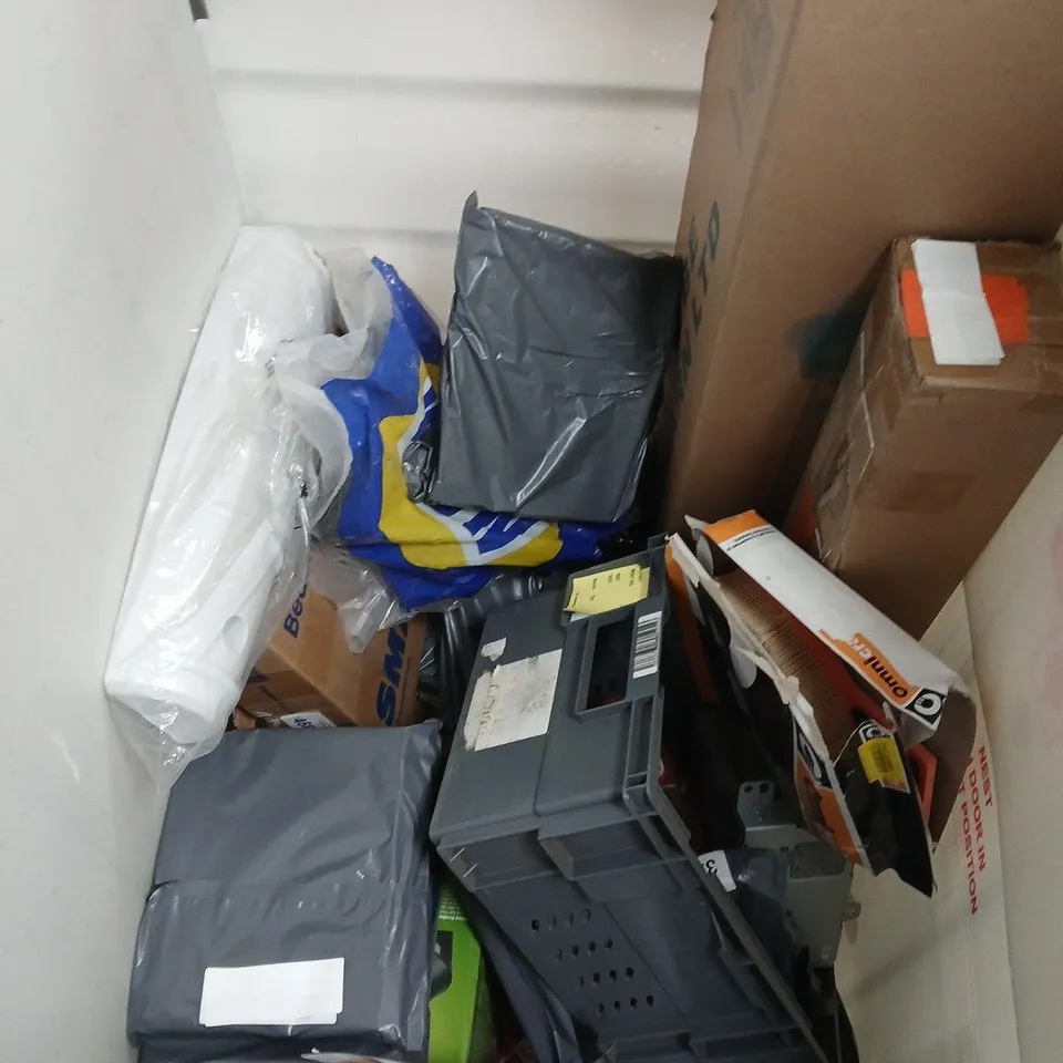 APPROXIMATELY 26 ASSORTED ITEMS TO INCLUDE BOSCH P 7077 OIL FILTER, ROUND WATER FILTER CARTRIDGE, PHILIPS BLENDER 3000 SERIES BASE, ETC - COLLECTION ONLY