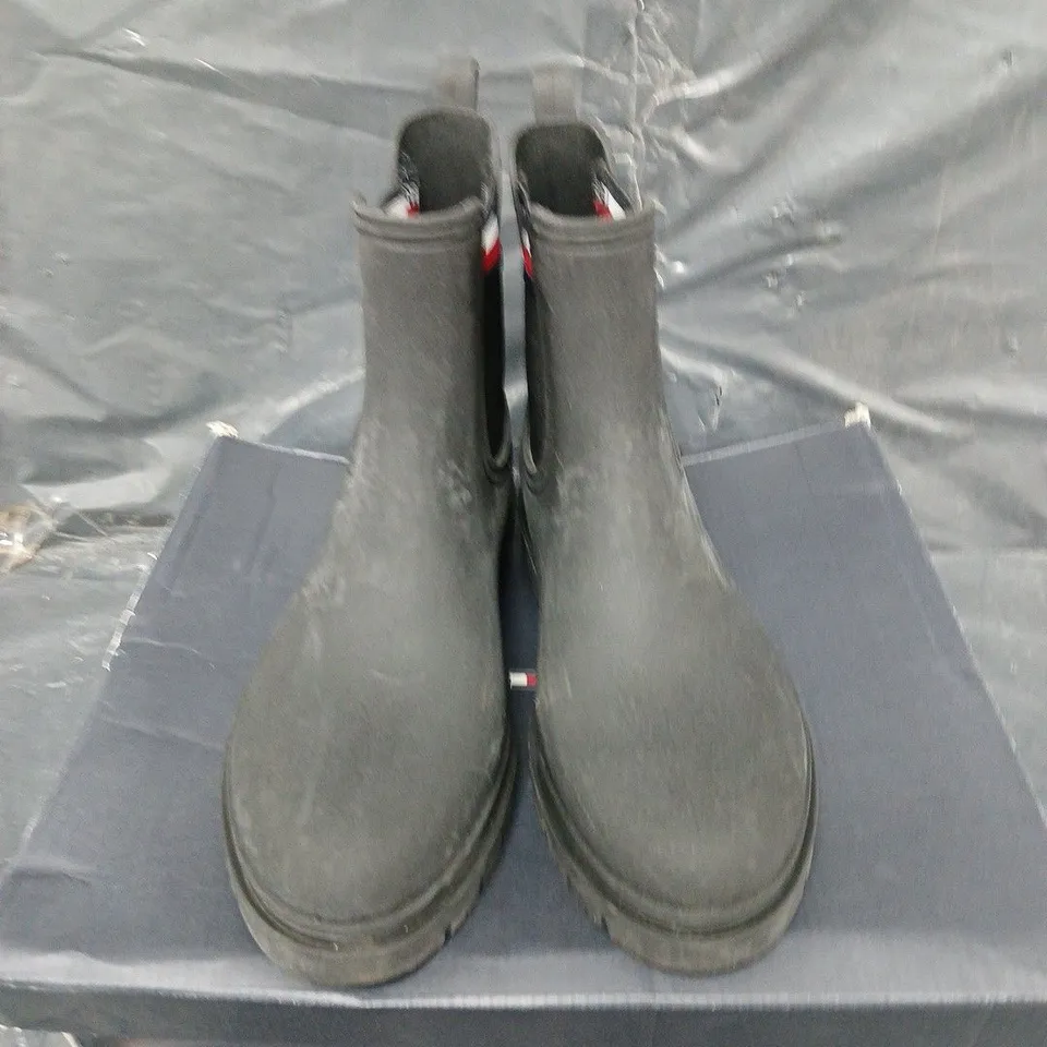 BOXED PAIR OF TOMMY HILFIGER CHELSEA BOOTS - UK SIZE 39