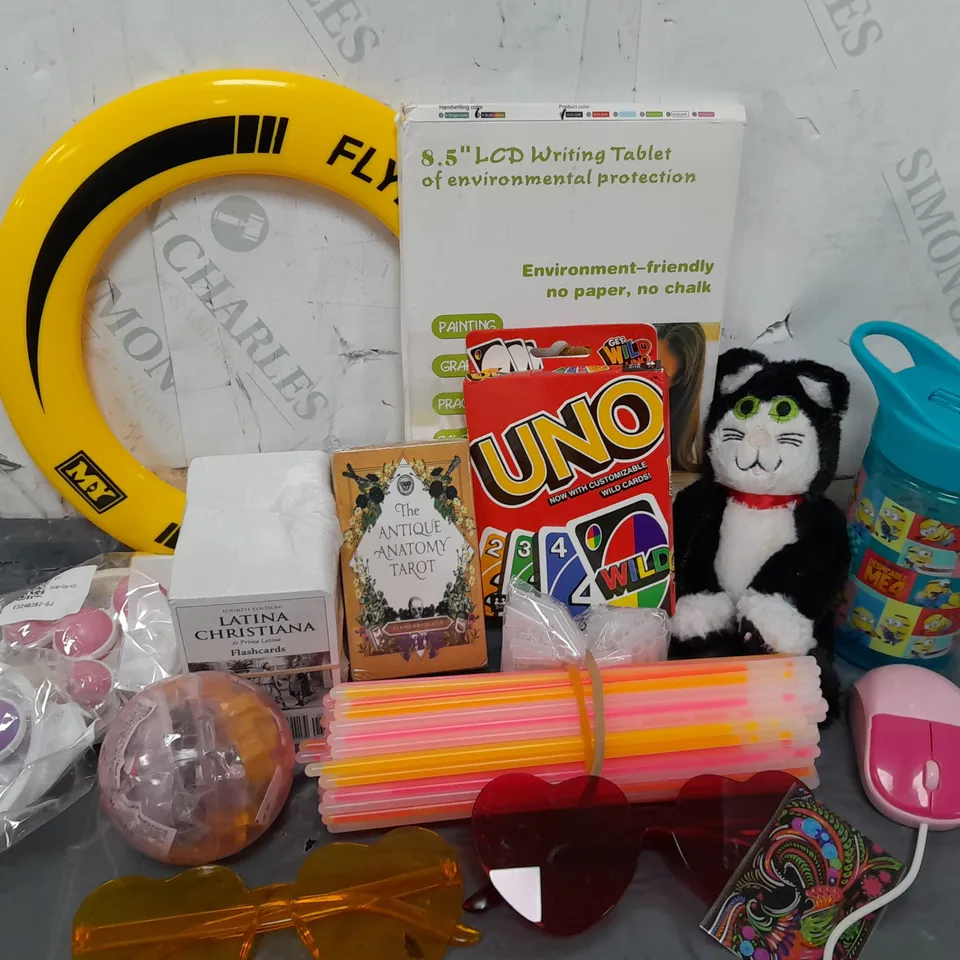 APPROXIMATELY 15 ASSORTED TOYS & GAMES PRODUCTS TO INCLUDE FLYING DISC, GLOWSTICKS, UNO CARDGAME, ETC