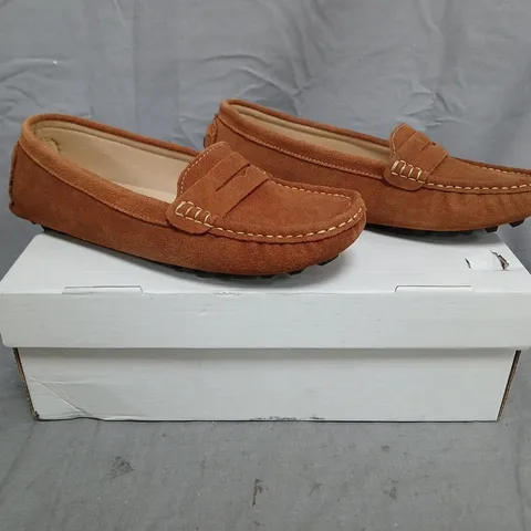 BOXED PAIR OF DOWN TO EARTH SLIP-ON LOAFERS IN BROWN SIZE 7