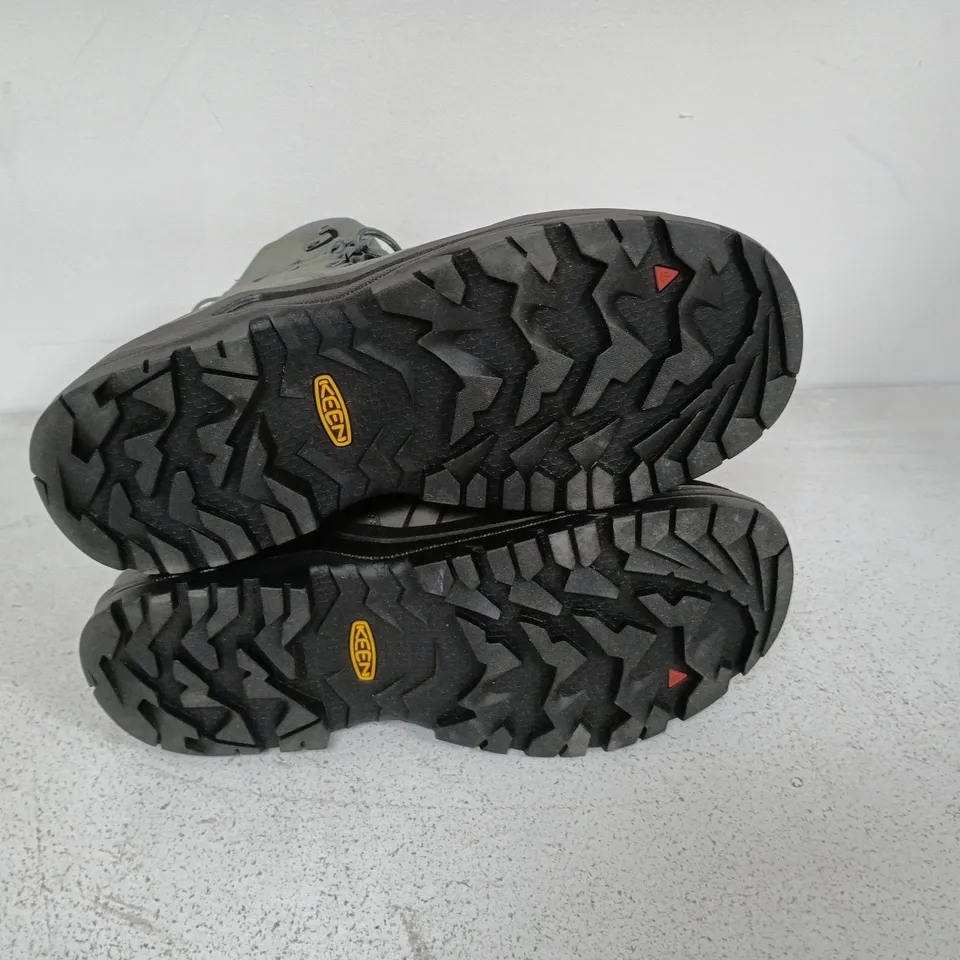 BOXED PAIR OF KEEN KARRAIG MID WP BOOTS IN GREY - UK 7