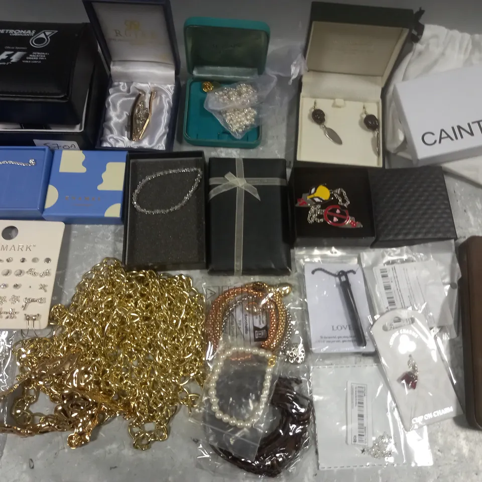 LOT OF ASSORTED JEWELLERY AND WATCH ITEMS TO INCLUDE EARRINGS, BRACELETS AND NECKLACES