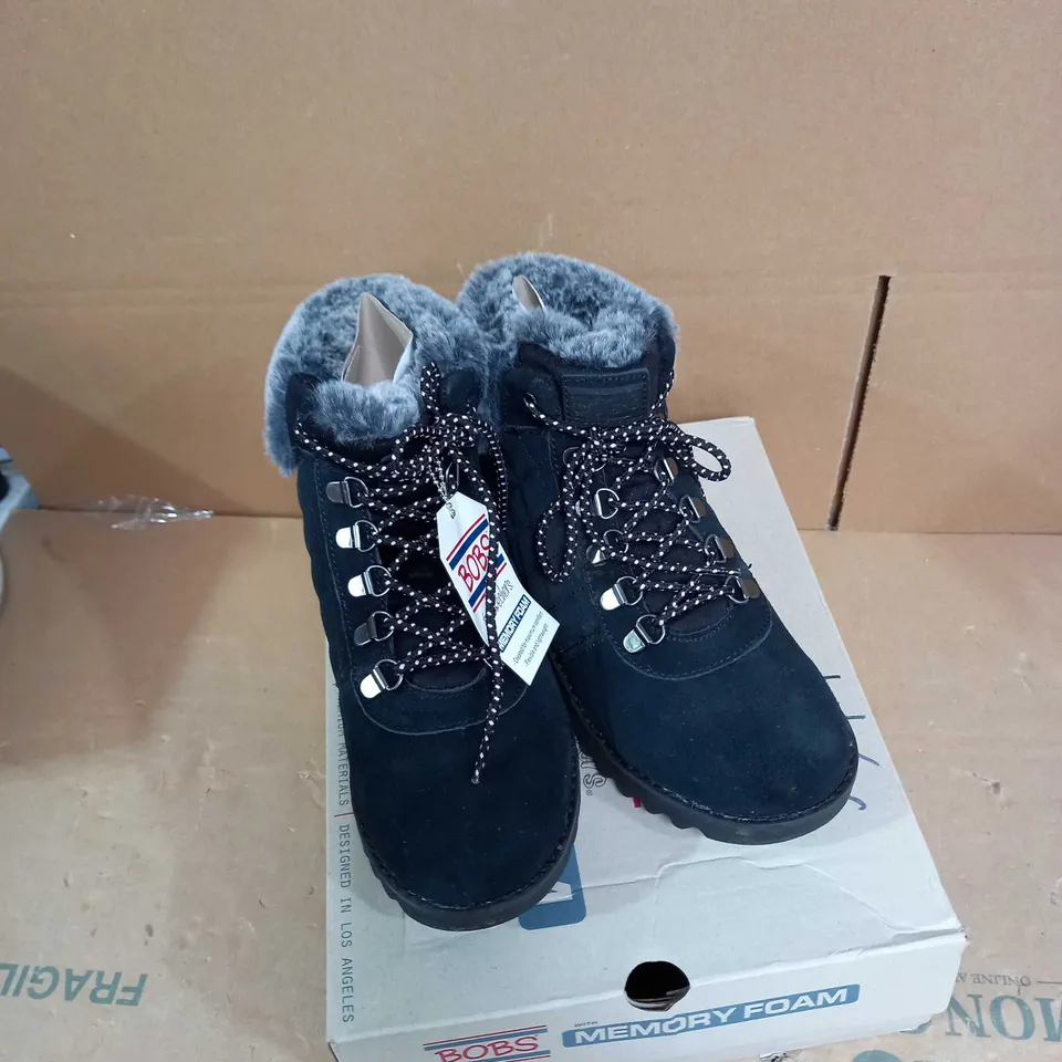 SKETCHER DARK GREY WOMENS BOOTS SIZE 4 