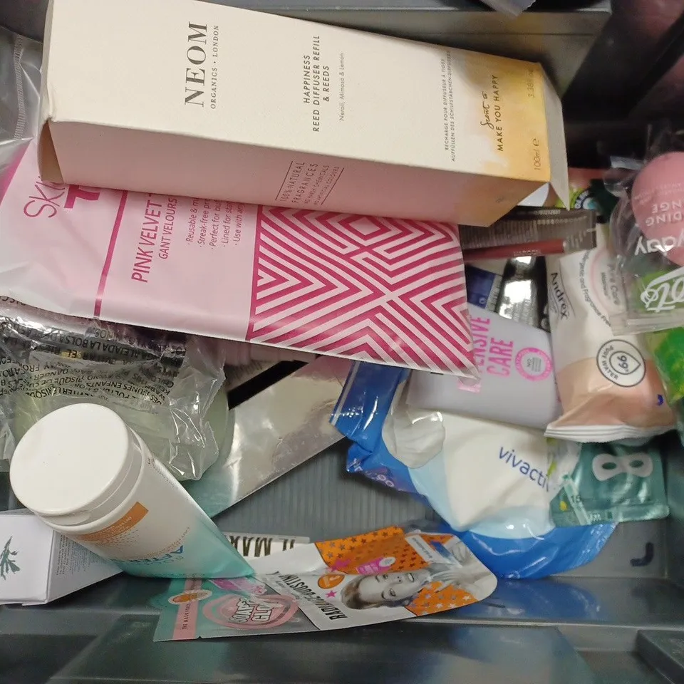 BOX OF APPROX 20 ASSORTED HEALTH AND BEAUTY ITEMS TO INCLUDE -BOOTS SOLTAN SOOTHE & MOISTURISE - GILLETTE COMFORT GLIDE SPA BREEZE RAZOR - REVOLUTION ROSE TONIC RESTORING TONIC ECT