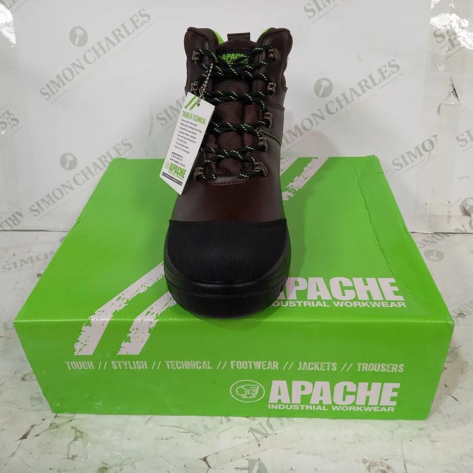 BOXED PAIR OF APACHE SATURN LEATHER BOOTS IN BROWN/BLACK UK SIZE 10