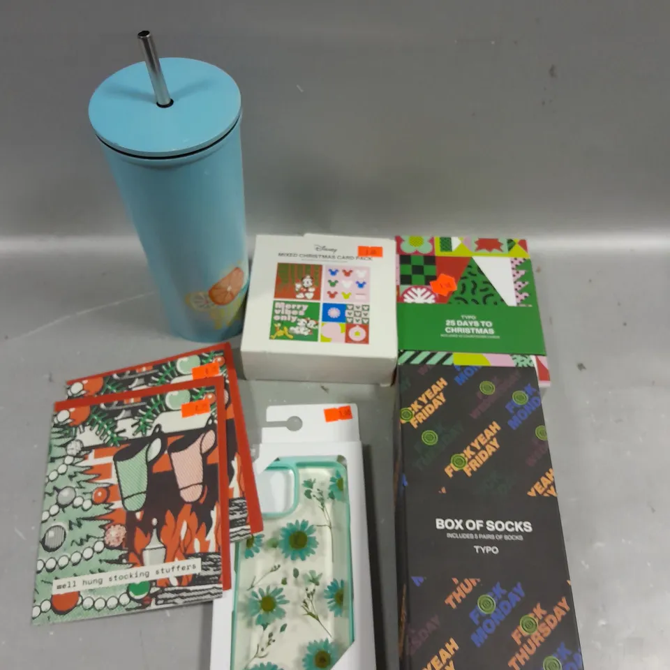 APPROXIMATELY 30 ASSORTED HOUSEHOLD PRODUCTS TO INCLUDE PROTECTIVE PHONE CASES, DRINKS CONTAINER, BOX OF SOCKS ETC 