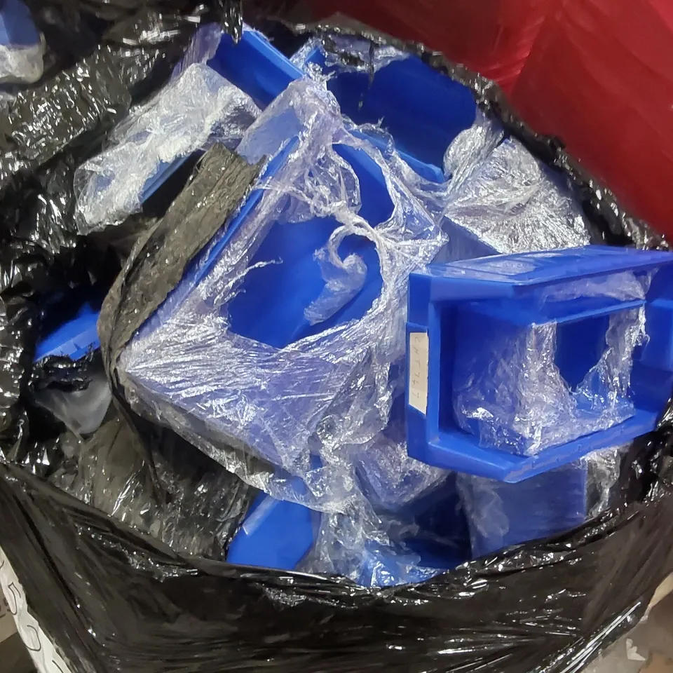 PALLET CONTAINING A VERY LARGE QUANTITY OF ASSORTED BLUE STORAGE CONTAINERS 