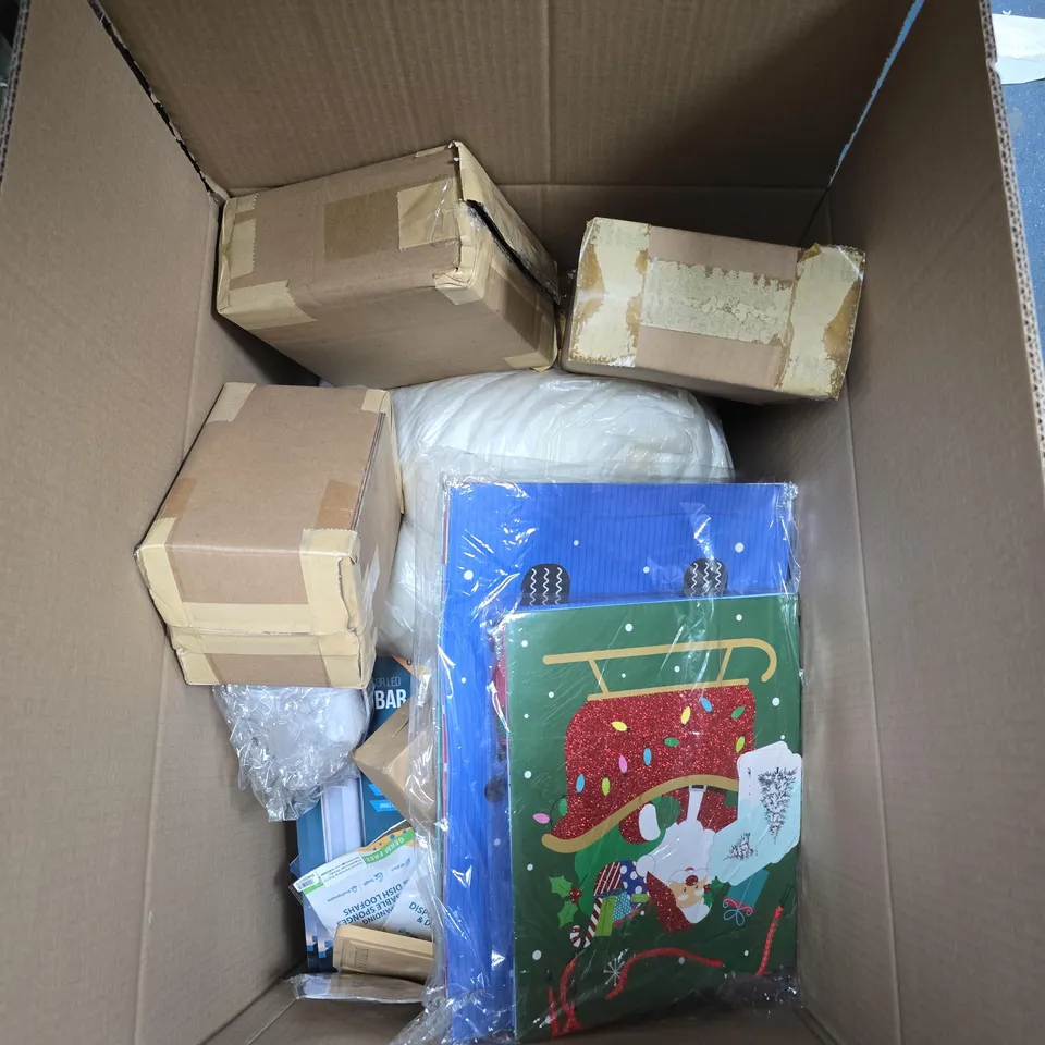 LARGE QUANTITY OF ASSORTED ITEMS TO INCLUDE FLEECED BLANKET, CHRISTMAS GIFT BAGS, DISPOSABLE DISH SPONGES, ETC - COLLECTION ONLY