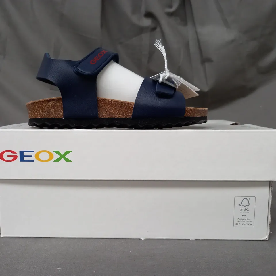 BOXED PAIR OF GEOX KIDS OPEN TOE SANDALS IN NAVY UK SIZE 7.5