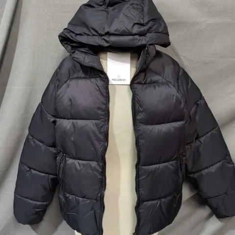 PULL AND BEAR ZIP THROUGH BLACK INSULATED COAT - EUR XS