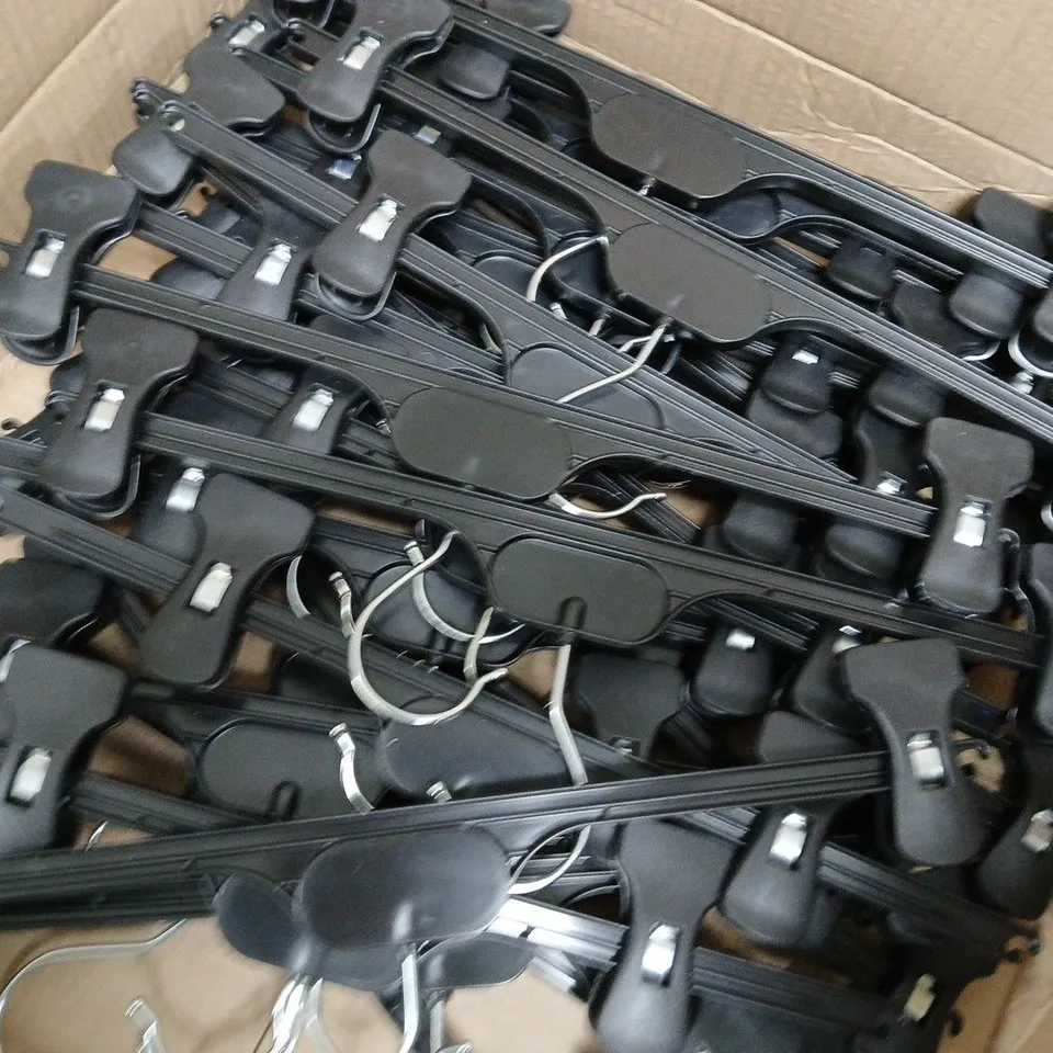 APPROXIMATELY 20 PLASTIC CLIP HANGERS IN BLACK