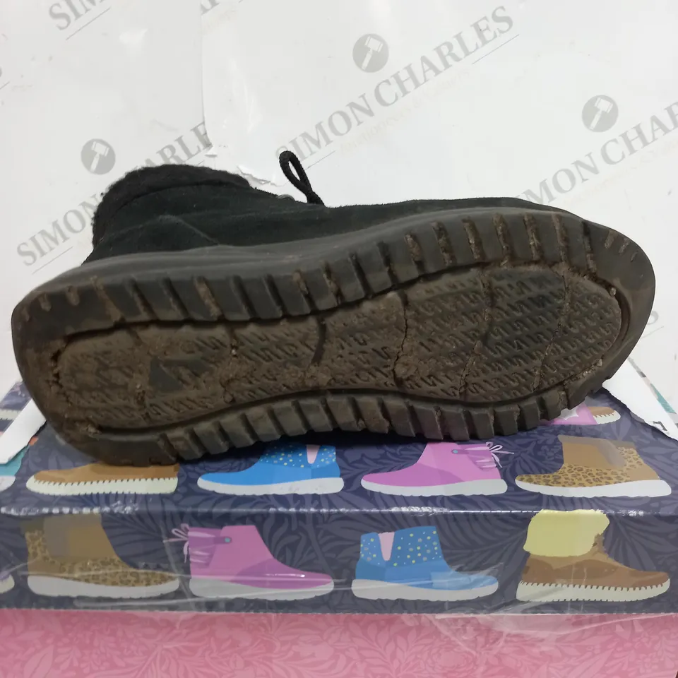 BOXED SKETCHERS STELLAR BOOTS IN BLACK - SIZE  5