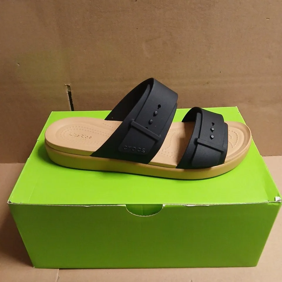 BOXED PAIR OF CROCS BROOKLYN BUCKLE LOW SANDALS – BLACK, UK 8