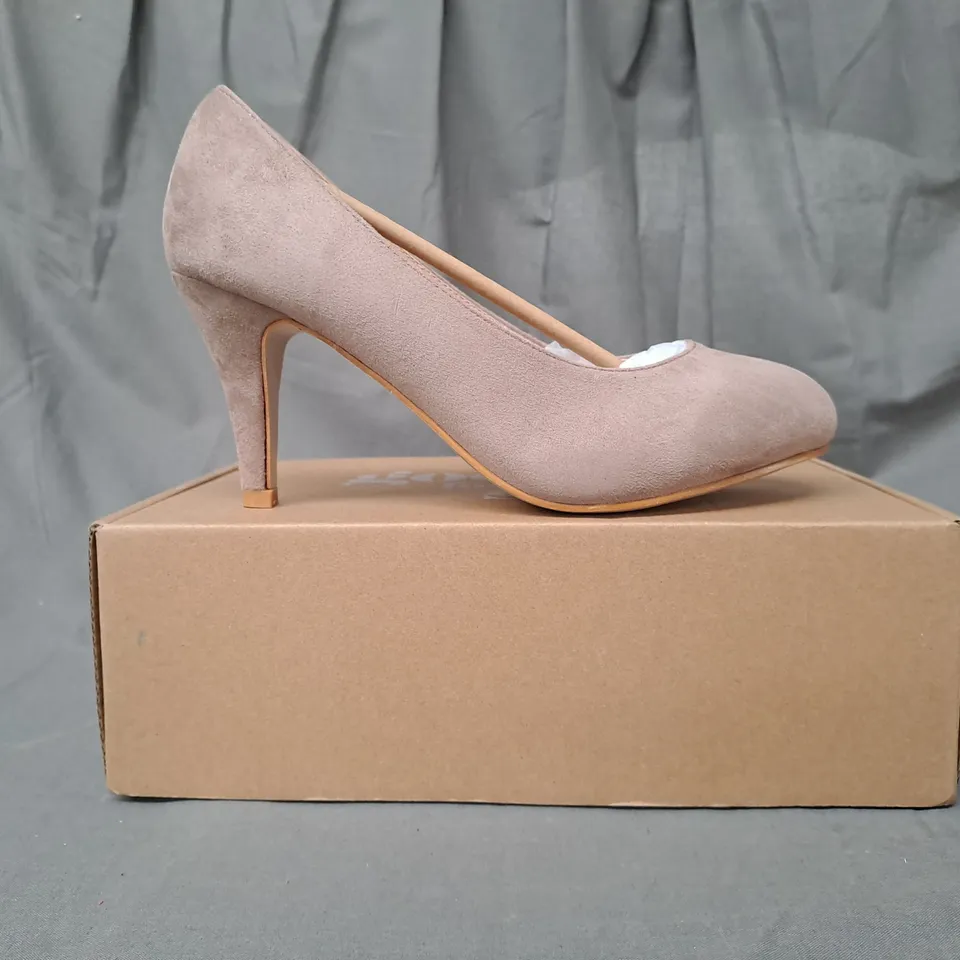 BOXED PAIR OF GOOD FOR THE SOLE WIDE FIT HEELED SHOES IN TAUPE SIZE 7